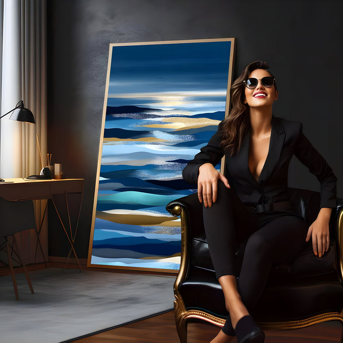 Mar abstrato em faixas onduladas azuis, turquesa e douradas com horizonte iluminado, quadro decorativo