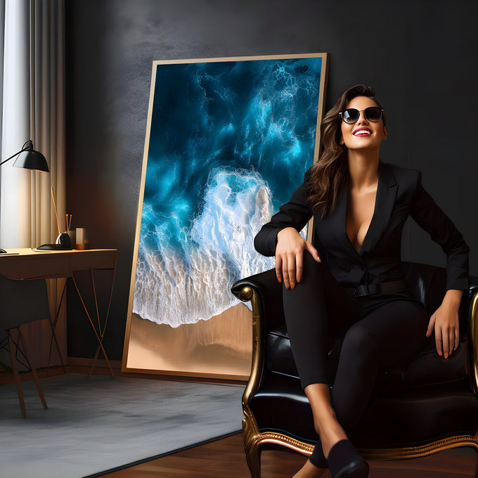 Vista aérea de ondas do mar azul turquesa com espuma branca quebrando na areia da praia, quadro decorativo