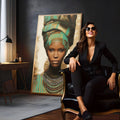 Mulher negra africana com turbante verde e dourado, brincos e colares de contas, quadro decorativo