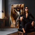 Close do olho âmbar de um leão com pelagem marrom e dourada em fotografia realista, quadro decorativo