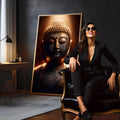 Rosto de Buda em bronze de olhos fechados com luz dourada e fundo marrom escuro, quadro decorativo
