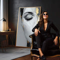 Quadro Decorativo Retrato Feminino Dourado | quadros decorativos para sala | Rosto feminino abstrato em cinza, branco e dourado com traços expressionistas e gestos soltos | em Quadros para Sala | Porao dos Quadros