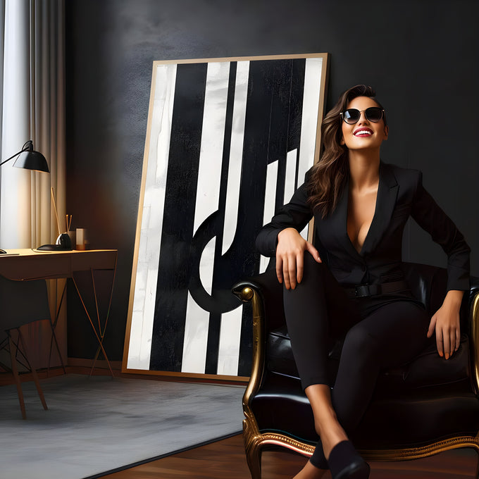 Listras verticais pretas e brancas com curvas geométricas e textura desgastada, quadro decorativo