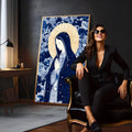 Nossa Senhora em oração com manto azul estrelado, auréola dourada e fundo floral azul, quadro decorativo