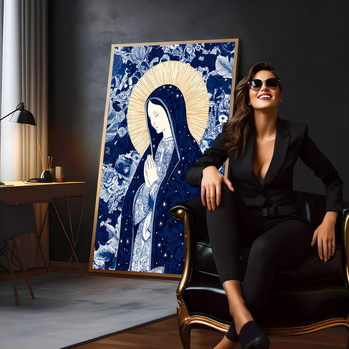 Nossa Senhora em oração com manto azul estrelado, auréola dourada e fundo floral azul, quadro decorativo