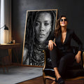 Retrato de mulher africana com dreads, pintura tribal branca e colares em preto e branco, quadro decorativo