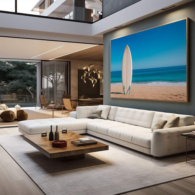 Quadro Decorativo Praia e Liberdade | quadros decorativos para sala | Prancha de surf branca em areia dourada com oceano azul turqueso ao fundo | em Quadros para Sala | Porao dos Quadros