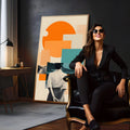 Colagem abstrata com sol laranja, blocos turquesa e mulher de costas vendo o mar, quadro decorativo