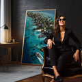 Quadro Decorativo Litoral Tropical Serene | quadros decorativos para sala | Isla tropical com barcos em água azul turquesa vista aérea fotografia | em Quadros para Sala | Porao dos Quadros