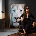 Quadro Decorativo Leão Glacial Imponente | quadros decorativos para sala | Leão branco com olhos verdes e azuis em composição realista preto e branco | em Quadros para Sala | Porao dos Quadros