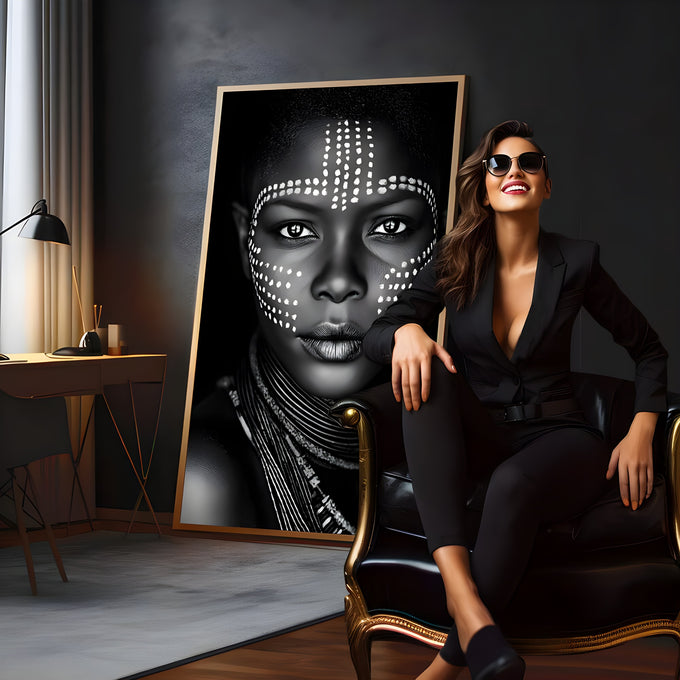 Retrato preto e branco de mulher africana com pintura facial de pontos brancos e colares, quadro decorativo
