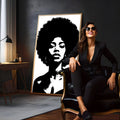 Retrato em preto e branco de mulher negra com cabelo afro volumoso e brincos de argola, quadro decorativo