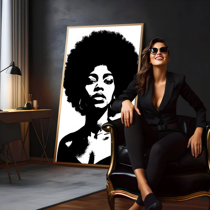 Retrato em preto e branco de mulher negra com cabelo afro volumoso e brincos de argola, quadro decorativo