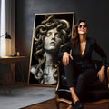 Busto de Medusa em mármore branco com serpentes douradas sobre fundo preto, quadro decorativo