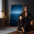 Quadro Decorativo Mar Sereno | quadros decorativos para sala | Horizonte de mar azul profundo com céu claro e moldura dourada elegante. | em Quadros para Sala | Porao dos Quadros