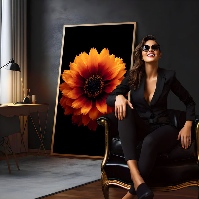 Flor laranja e vermelha de miolo escuro com pétalas em degradê sobre fundo preto, quadro decorativo