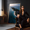 Quadro Decorativo Ilha Tropical em Relaxamento | quadros decorativos para sala | Ilha tropical com praia de areia clara cercada por águas azuis e turquesas sob céu sereno | em Quadros para Sala | Porao dos Quadros