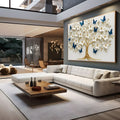 Árvore da vida com tronco dourado, flores brancas em relevo e borboletas azuis, quadro decorativo