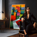 Casas coloridas empilhadas em colina com ciprestes e campos vermelhos e verdes, quadro decorativo