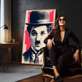 Quadro Decorativo Charlie Chaplin Moderno | quadros decorativos para sala | Retrato com chapéu em preto e vermelho vibrante em estilo pop art urbano | em Quadros para Sala | Porao dos Quadros