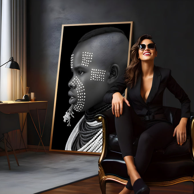 Retrato africano de perfil com pintura facial de pontos brancos e colares de miçangas, quadro decorativo