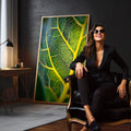 Quadro Decorativo Folha Verde Inspiração | quadros decorativos para sala | Folha verde e amarela com nervuras iluminadas em detalhe macro fotográfico. | em Quadros para Sala | Porao dos Quadros