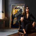 Piloto com capacete de corrida e viseira neon laranja em estilo grafite preto e cinza, quadro decorativo