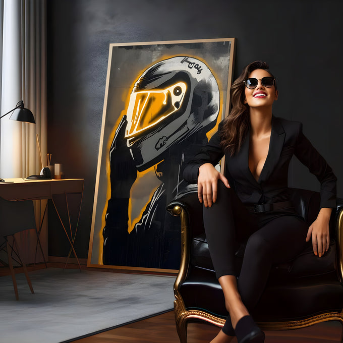 Piloto com capacete de corrida e viseira neon laranja em estilo grafite preto e cinza, quadro decorativo