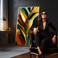 Folhas tropicais estilizadas em dourado, verde, laranja e preto, arte botânica moderna, quadro decorativo