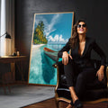 Quadro Decorativo Reflexos Tropicais Serene | quadros decorativos para sala | Barco desgastado em água azul cristalina com palma tropical ao fundo e céu nublado | em Quadros para Sala | Porao dos Quadros