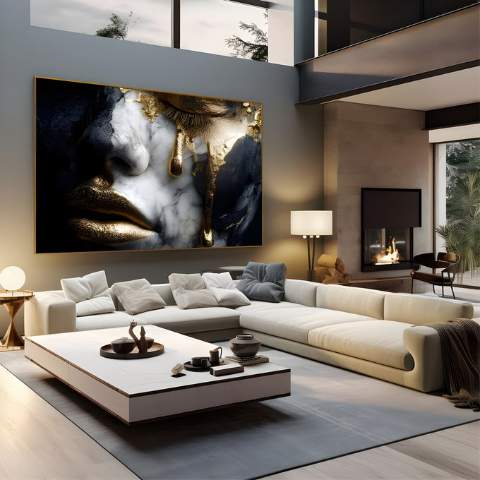 Rosto feminino em mármore branco com lábios dourados e ouro escorrendo do olho, fundo preto, quadro decorativo
