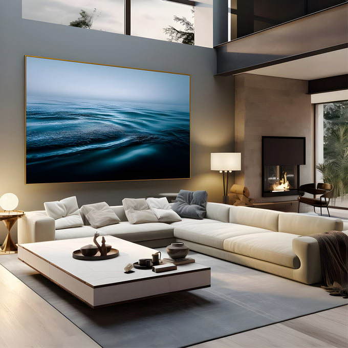 Superfície do mar calmo com ondulações suaves e horizonte em névoa azul, quadro decorativo
