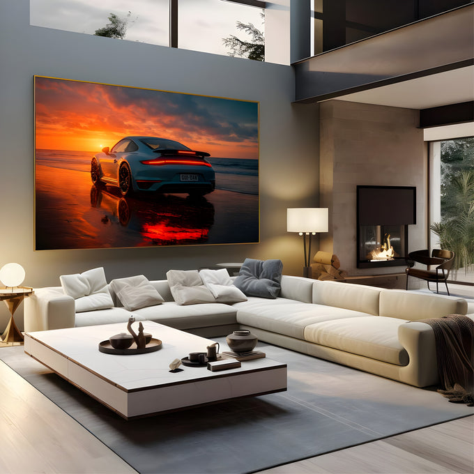 Porsche azul na areia molhada da praia ao pôr do sol com céu laranja e reflexos, quadro decorativo
