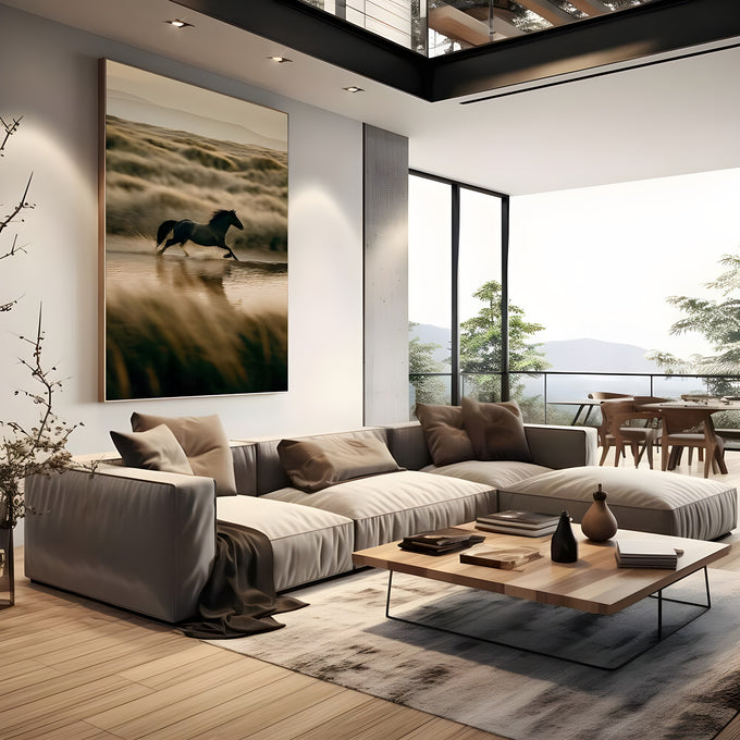 Cavalo preto galopando na água entre dunas de capim em tons bege e sépia, quadro decorativo