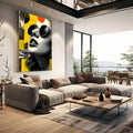 Retrato de mulher com óculos redondos em pontilhado preto e branco sobre fundo amarelo, quadro decorativo