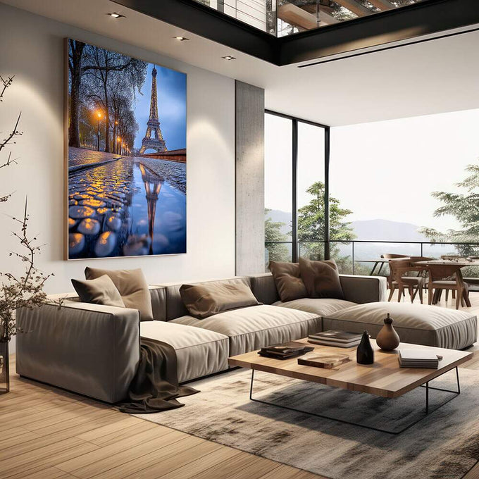 Quadro Decorativo Torre Eiffel ao Amanhecer | quadros decorativos | Torre Eiffel iluminada refletida em pavimento molhado sob céu azul noturno de Paris | em Quadros para Escritorio | Porao dos Quadros