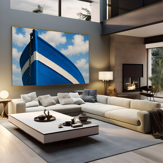 Proa de barco de madeira azul com faixa branca e corrente contra céu azul com nuvens, quadro decorativo