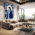 Nossa Senhora em oração com manto azul estrelado, auréola dourada e fundo floral azul, quadro decorativo