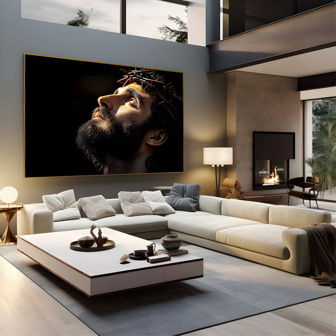 Rosto de Jesus com coroa de espinhos olhando para o céu, luz dourada e fundo preto, quadro decorativo
