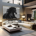 Cavalo negro com crina esvoaçante ao vento em fotografia preto e branco, quadro decorativo