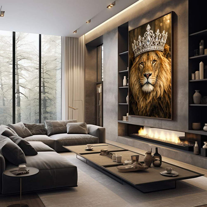 Quadro Decorativo Leão Majestoso | quadros decorativos premium | Leão coroado com diamantes em tons dourados e marrom, olhar majestoso em fundo quente | em ambiente 4 | Porao dos Quadros