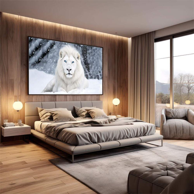 Quadro Decorativo Leão Branco Majestoso | quadros decorativos premium | Leão branco com olhos azuis vibrantes em paisagem nevada com flocos caindo. | em ambiente 4 | Porao dos Quadros