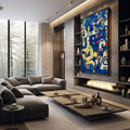 Quadro Decorativo Minimalista Azul e Vibrante | quadros decorativos premium | Composição abstrata com formas fluidas em dourado sobre fundo azul profundo e gestual | em ambiente 4 | Porao dos Quadros