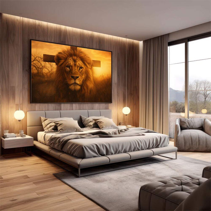Quadro Decorativo Leão Majestoso | quadros decorativos premium | Leão dourado majestoso com cruz ao fundo em pôr do sol quente. | em ambiente 4 | Porao dos Quadros