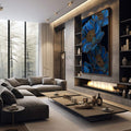 Quadro Decorativo Botânico Azul Gold | quadros decorativos premium | Três flores azuis profundas com centros e detalhes em dourado sobre fundo preto | em ambiente 4 | Porao dos Quadros