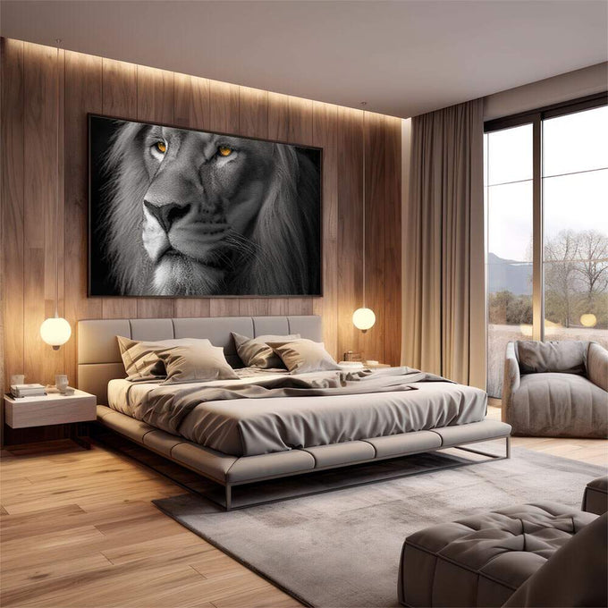 Quadro Decorativo - Leão em Preto e Branco | quadros decorativos premium | Leão majestoso em preto e branco com olhos dourados vibrantes em composição realista e sofisticada | em ambiente 4 | Porao dos Quadros