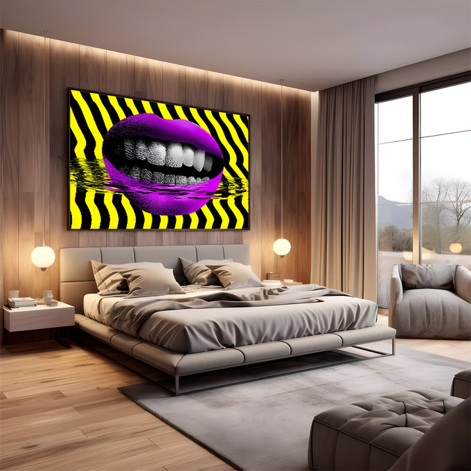 Boca roxa sorrindo com dentes em pop art sobre listras amarelas e pretas onduladas, quadro decorativo