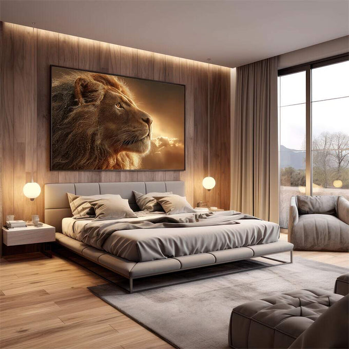 Quadro Decorativo Majestade do Leão | quadros decorativos premium | Leão majestoso em perfil com juba dourada banhada em luz quente e céu ao fundo | em ambiente 4 | Porao dos Quadros