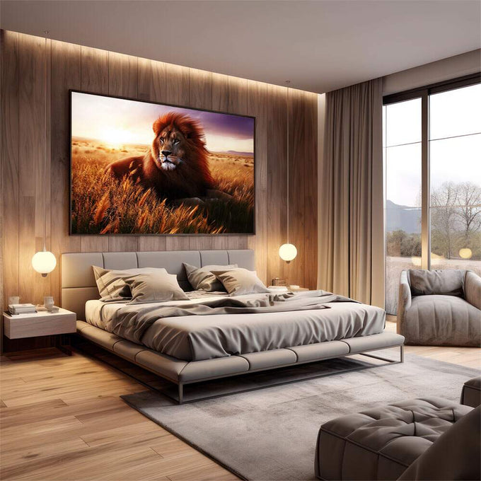 Quadro Decorativo Majestade da Savana | quadros decorativos premium | Leão majestoso em savana dourada ao entardecer com céu roxo, juba avermelhada, fotorrealismo. | em ambiente 4 | Porao dos Quadros