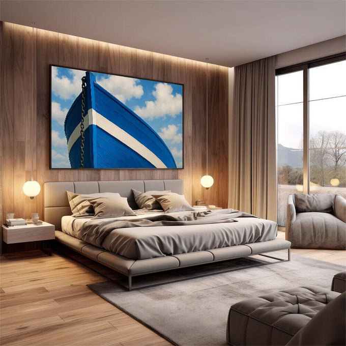 Quadro Decorativo Navegação Tranquila Marítima | quadros decorativos premium | Proa de barco azul e branco com corrente de âncora contra céu nublado. | em ambiente 4 | Porao dos Quadros